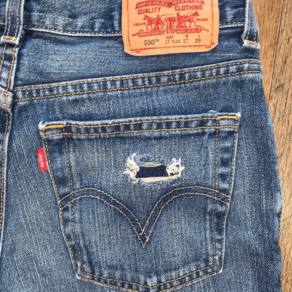 Super Cute Levi’s 550 Cutoff Jean Shorts - Picture 4 of 4